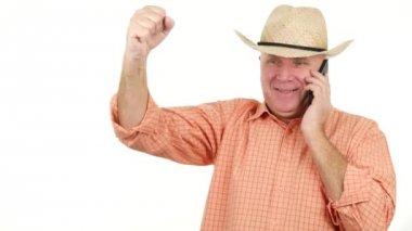 Çiftçi cep telefonu finansal kazanç için konuşmaya hevesli el hareketleri yapmak