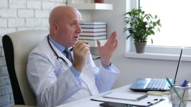 Kabine emin doktor tam bir hastayla konuşuyor tıbbi reçete