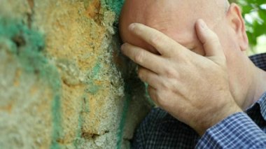 Umutsuz ve ilgili arayan çaresiz ve hayal kırıklığına kişi