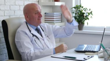 Doktor hastane kabine gülümseme ve olun selam el hareketleri