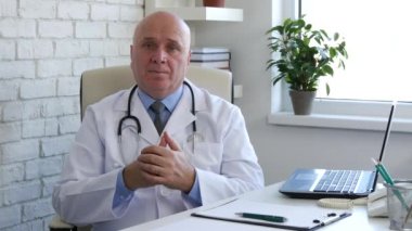 Doktor hastane Office yapmak dikkat el hareketleri ile parmak işaret içinde