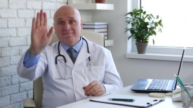 Doktor gülümseme ve yapmak Stop el jestleri iç kabin görüntü