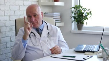 Doktor tıp kabine biri parmak hareketleri ile uyarı