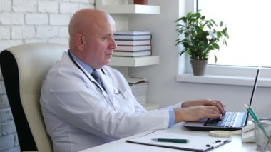 Doktor tıbbi bir dolapta çalışan dizüstü Online bağlantısı kullanın