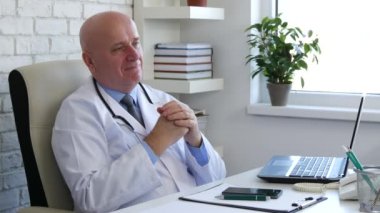 Hastane kabine gülümseme planlar görüntüde Doktor memnun