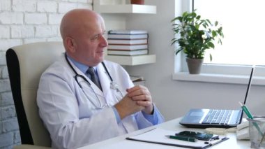 Doktor stetoskop mutlu gülümseyerek dışarı programı almak çalışma bitiş