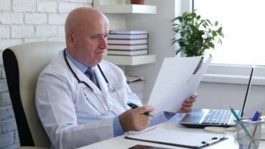 Doktor hastane Office odasında incelemek bazı tıbbi çözümler