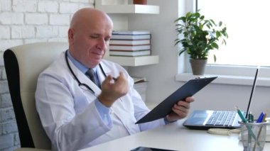 Emin Doktor çalışma gülümseme ve işaret tıbbi çözümler