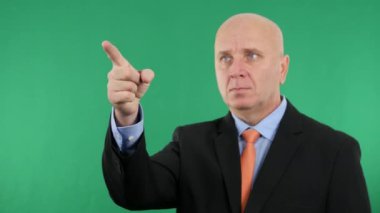 Bir el hareketleri uyarıyla parmak ile işaret eden işadamı görüntüsü