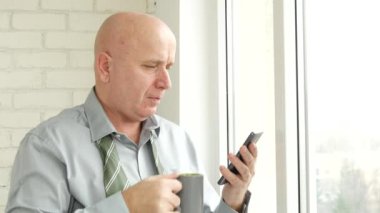 Program çalıştıktan sonra rahat işadamı zevk bir kahve ve onay e-posta kutusu