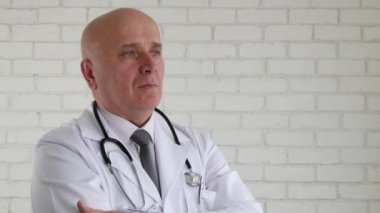 Ciddi tıbbi kişi görüntü işareti Yaşasın kabul el hareketleri yapmaktan