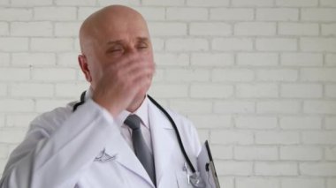 Uzun ve zor bir iş günü sonra yorgun doktor hastane Falls uyuyor