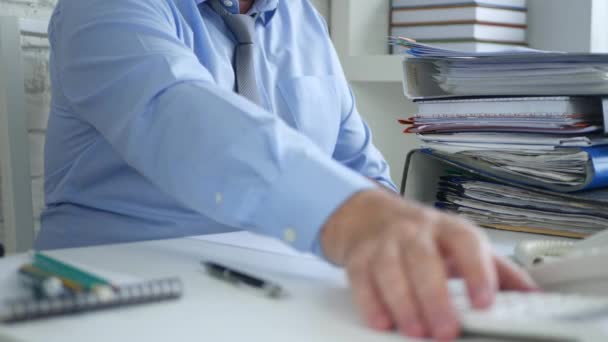 Geschäftsmann Arbeitet Einem Finanzunternehmen Verwendung Hinzufügen Maschine Für Die Berechnung — Stockvideo