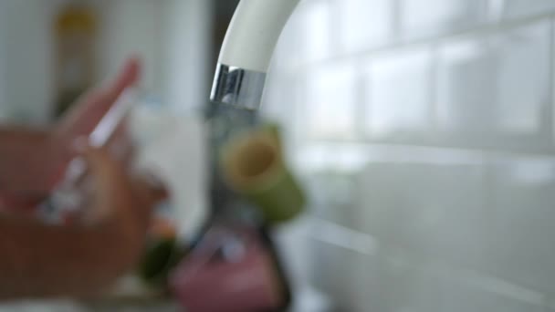 Man Fyller Ett Glas Med Vatten Köket Från Vattenkranen — Stockvideo
