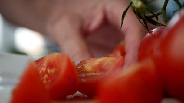 一个新鲜的地中海沙拉的人切切片西红柿 — 图库视频影像
