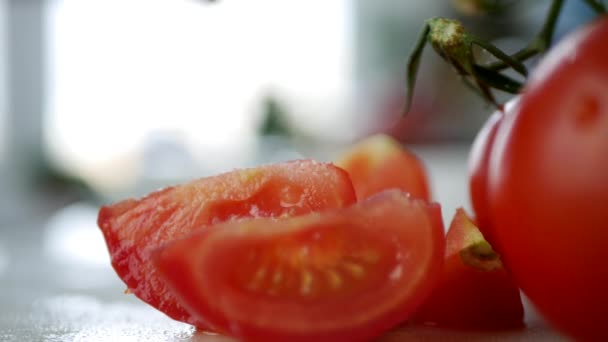 Hombre Mano Poner Sal Rodajas Tomates — Vídeos de Stock