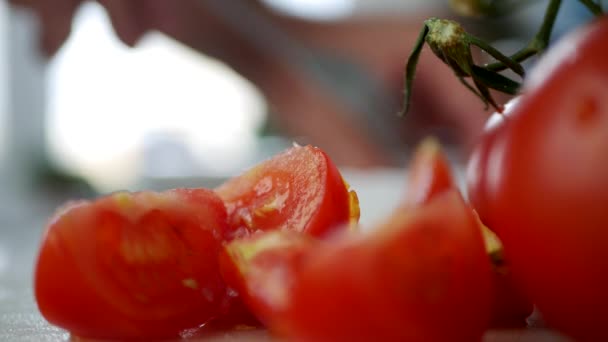 Mãos Homem Organizar Fatias Tomate Uma Placa — Vídeo de Stock