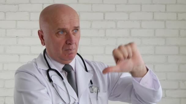 Doktor Bild Zeigt Mit Dem Finger Und Macht Ablehnende Handgesten — Stockvideo