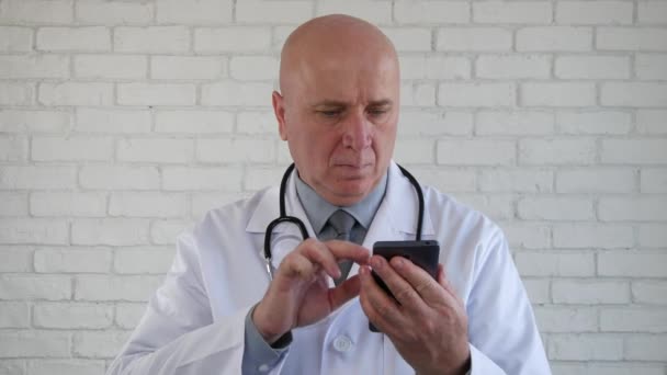 Trött Läkare Kontrollera Mobil Klocka Finish Arbetar Programmet Och Stetoskop — Stockvideo