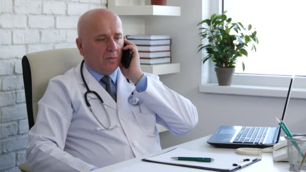 Krankenhaus Büro Arzt Tägliche Arbeit Gespräch Mit Handy Beratung — Stockvideo