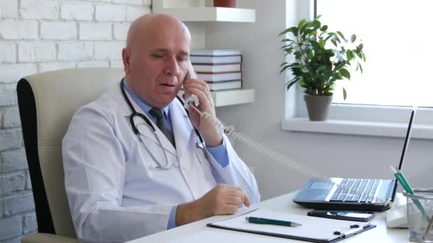 Imagen Del Doctor Sonriendo Agradable Hablar Con Teléfono Escritorio Dar — Vídeos de Stock