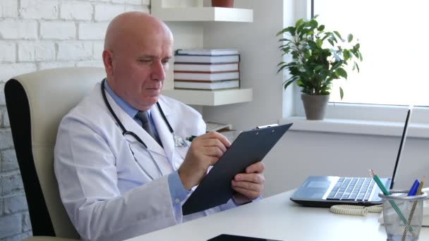 Серьезный Бизнесмен Выполнил Некоторые Медицинские Тесты Буфера Обмена Офисной Комнате — стоковое видео