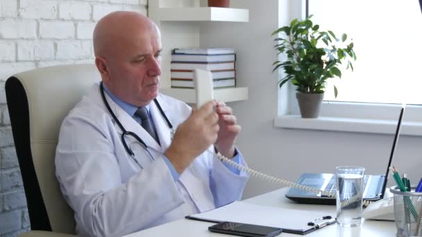 Médico Tentando Fazer Uma Chamada Telefone Fixo Ouvir Número Errado — Vídeo de Stock