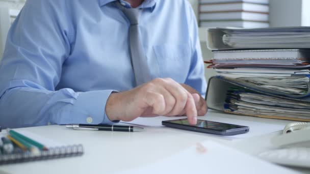 Geschäftsleute Büro Texten Mit Dem Smartphone — Stockvideo