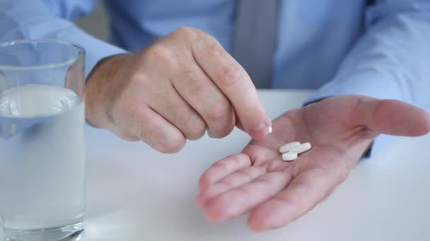 Человек Готовит Лечение Лекарствами Подсчитывая Количество Таблеток Руках — стоковое видео