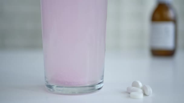 Medicina Pillola Effervescente Dissolta Con Bolle Rosa Bicchiere Acqua — Video Stock