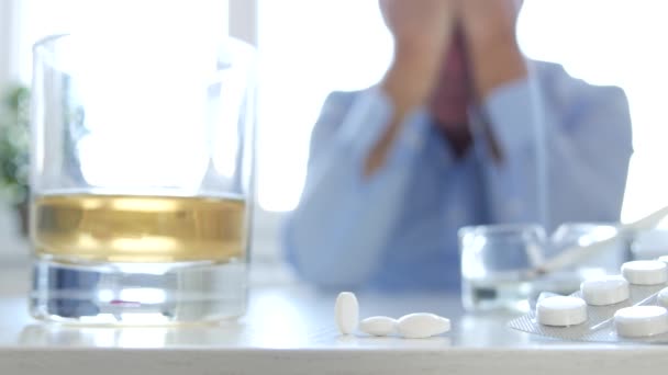 アルコールや薬物を消費した後男の苦しみを飲まれる人のイメージ — ストック動画
