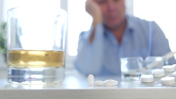 アルコールや薬物に幻滅を感じて テーブルの上に座って失望した男 — ストック動画