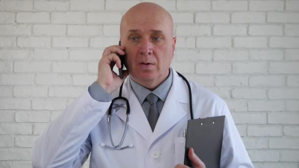 Imagem Doutor Confiante Com Documentos Médicos Mão Falando Com Celular — Vídeo de Stock