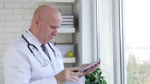 Ciddi Doktor Ofisinde Çalışan Görüntü Tam Bir Tıbbi Reçete — Stok video
