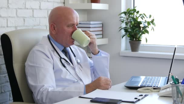 Läkare Interiör Skåp Rum Använder Laptop Och Dricka Kopp Kaffe — Stockvideo
