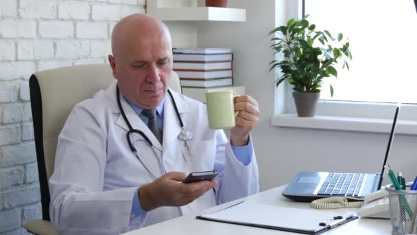 Lekarz Zrelaksować Się Napić Się Kawy Tekstu Pomocą Aplikacji Online — Wideo stockowe
