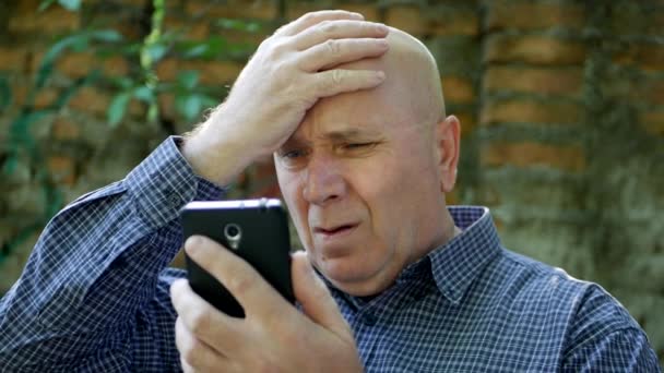 Расстроенный Человек Делает Нервные Жесты Руки Разочарованы Глядя Мобильных Плохих — стоковое видео