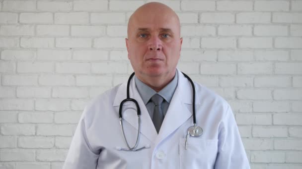 Hastanede Kendine Güvenen Doktor Görüntü Sunumu — Stok video