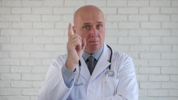 指警告ジェスチャーで患者にアドバイス医師イメージ — ストック動画