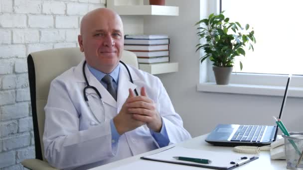 Médico Gabinete Medicina Mirando Sonrisa Cámara Hacer Gestos Nerviosos — Vídeo de stock