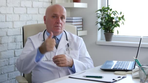 Selbstbewusster Arzt Seinem Büroraum Blickt Die Kamera Und Reckt Den — Stockvideo