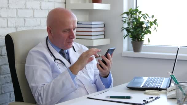 Απογοητευμένος Γιατρός Ανάγνωση Κακό Τηλέφωνο Μηνύματα Και Κάνουν Απελπισμένη Χειρονομιών — Αρχείο Βίντεο