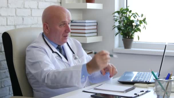 Γιατρός Κατά Διάρκεια Μιας Ιατρικής Εξέτασης Εξηγήσει Και Δώσει Κάποιες — Αρχείο Βίντεο