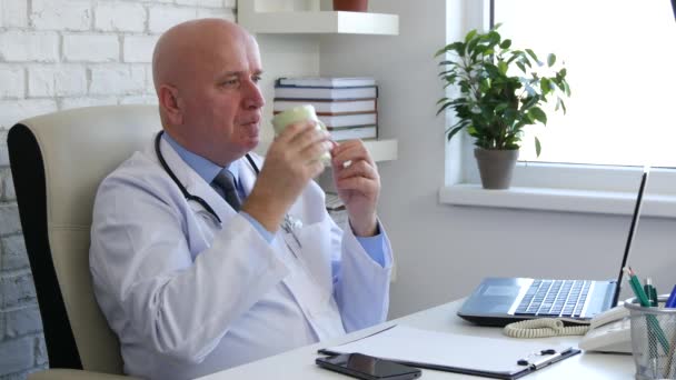 Γιατρό Στο Γραφείο Ένα Διάλειμμα Και Ποτό Ένα Φλυτζάνι Του — Αρχείο Βίντεο