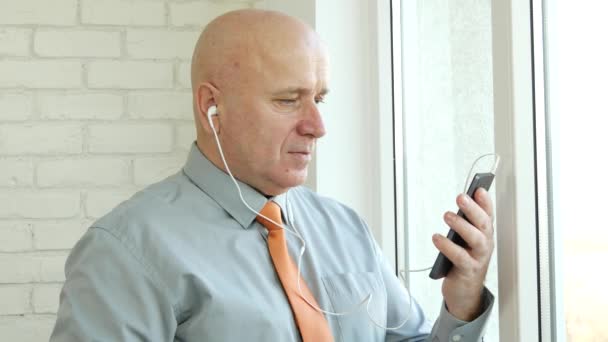 Innenraum Büro Bild Mit Geschäftsmann Mit Kopfhörern Einem Handy Telefonat — Stockvideo