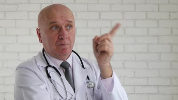 Arzt Berufsgespräch Mit Einem Finger Ein Warnzeichen Setzen — Stockvideo