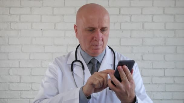 Σοβαρό Γιατρό Κείμενο Χρησιμοποιώντας Κινητό Internet Σύνδεση Ηλεκτρονικές Πληροφορίες — Αρχείο Βίντεο