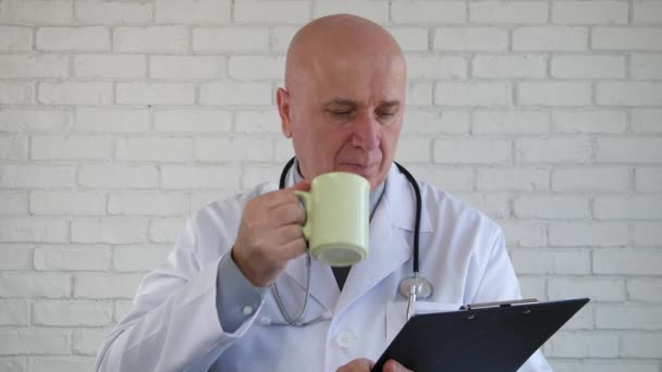 Παύση Λήψη Γιατρός Πίνοντας Ένα Φλιτζάνι Του Καφέ — Αρχείο Βίντεο