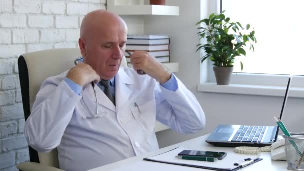 Dokter Regelen Stethoscoop Beginnen Werken Dag Ochtend Kantoorruimte — Stockvideo