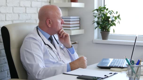 Γιατρός Κάθεται Στο Γραφείο Της Στο Νοσοκομείο Office Ανήσυχη Σχετικά — Αρχείο Βίντεο